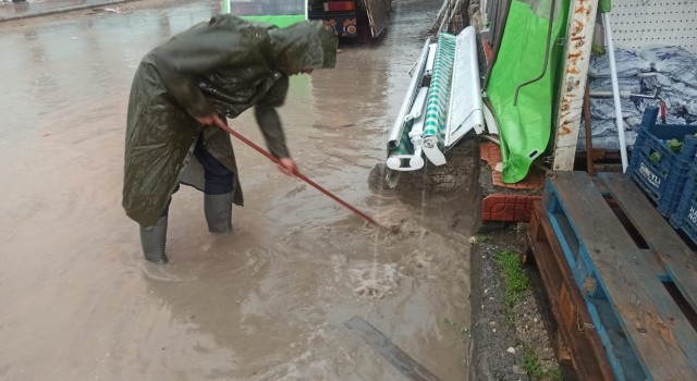 Gölbaşında tıkanan yağmur suyu mazgalları açıldı