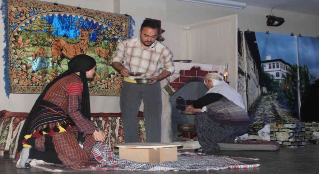 Gördesin Yiğit Kızı Asker Makbule tiyatro gösterisi Kulada sahne aldı
