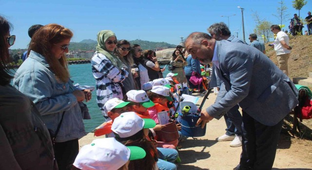 Görelede çocuklara olta takımı dağıtıldı