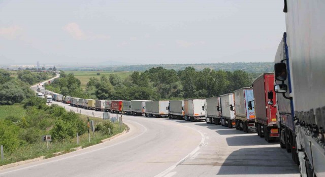 Gümrükte tır kuyruğu 40 kilometreyi aştı