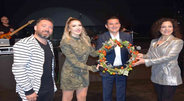 Hadise Kumlucada Domates Kraliçesi seçildi