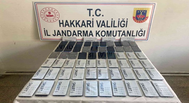 Hakkaride 64 adet kaçak cep telefonu ele geçirildi