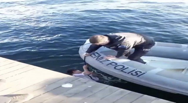 Haliçte can pazarı kamerada: Suya düşen genci deniz polisi kurtardı