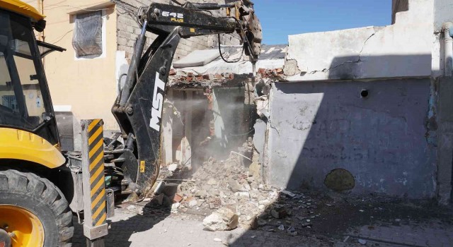 Haliliyede metruk binalar yıkıyor