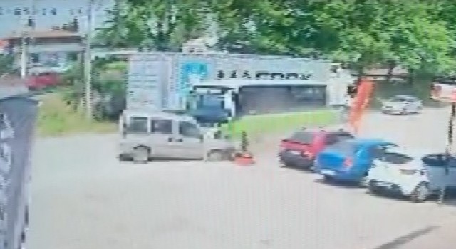Halk otobüsü ile hafif ticari araç çarpıştı: 4 yaralı