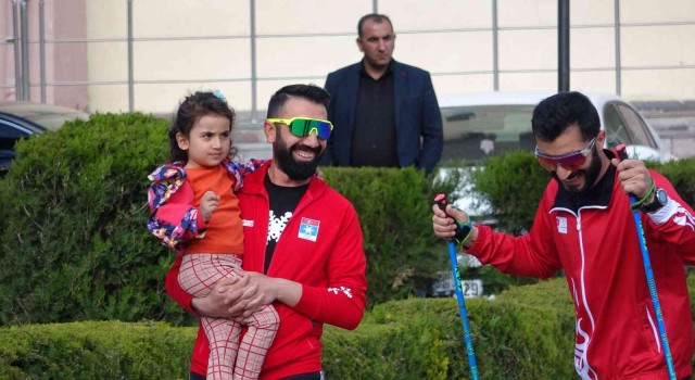 Halka açılan Van Valiliği bahçesinde paten kaydılar