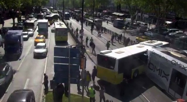 Haseki tramvay durağında İETT otobüsü ile tramvay çarpıştı. Olay yerine itfaiye ve sağlık ekipleri sevk edildi.