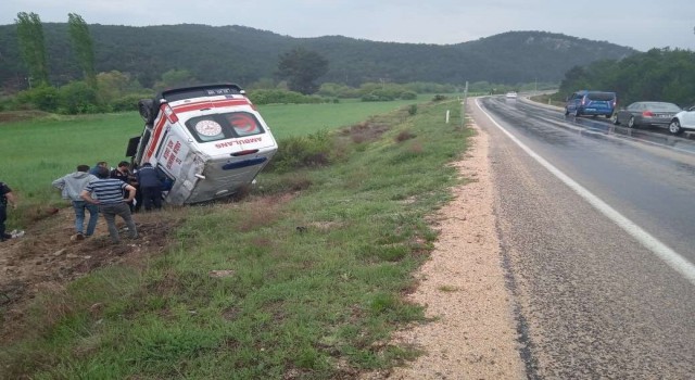 Hasta naklinden dönen ambulans şarampole devrildi: 3 yaralı