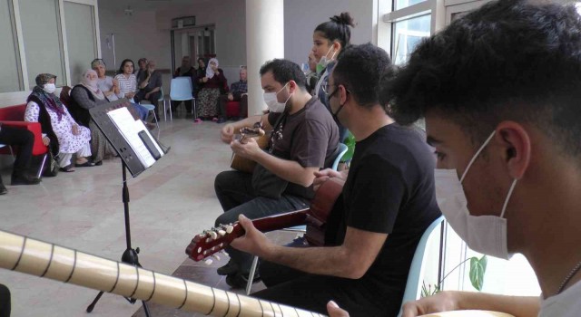 Hastalara öğrencilerden şifa konseri