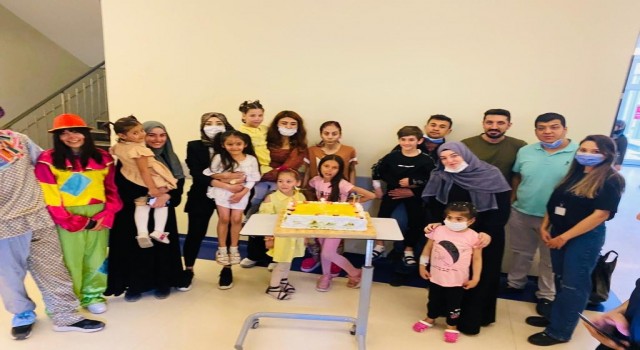 Hastanede tedavi gören çocuklara palyaço sürprizi