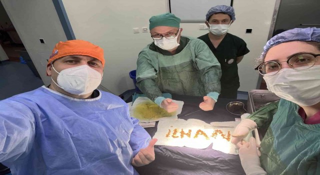 Hastasının safra kesesinden çıkarttığı taşlarla adını yazdı