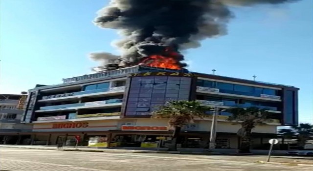 Hatayda alışveriş merkezinin teras katındaki kafede korkutan yangın