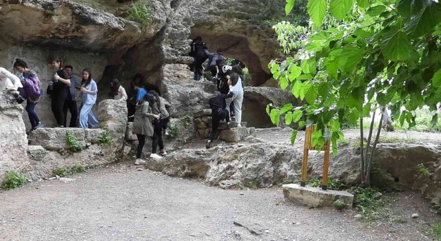 Hatayda kısa süreli dolu yağışı zor anlar yaşattı