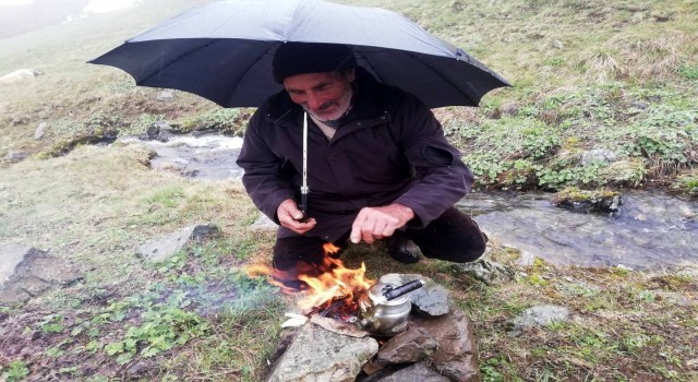 Hazirana sayılı günler kala çobanların kar ve çay keyfi