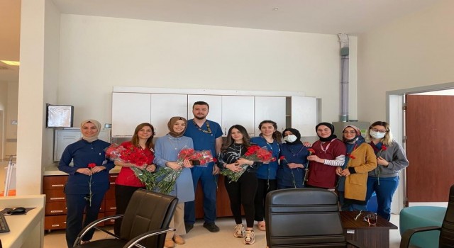 Hemşirelere karanfil dağıtıldı