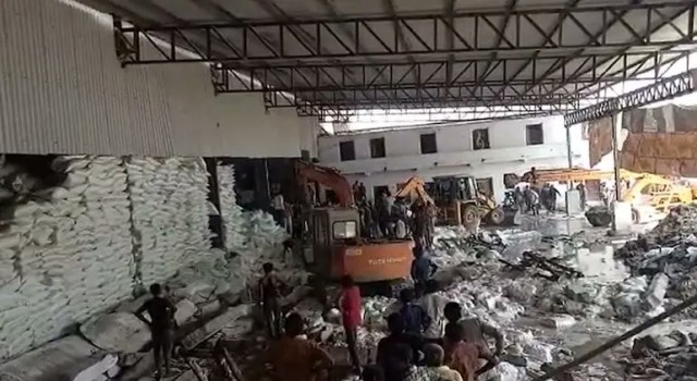 Hindistanda fabrikanın duvarı çöktü: 12 ölü, 13 yaralı