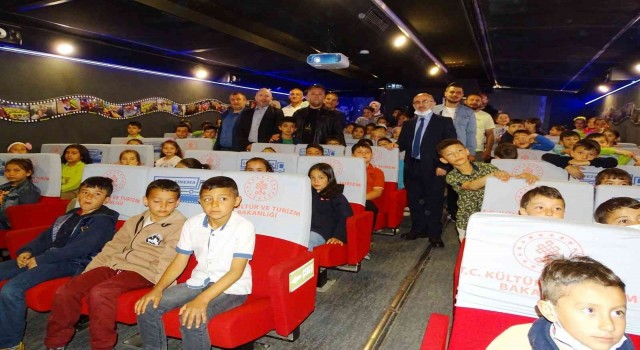 Hisarcıkta 450 öğrenci gezen sinema tırnda bir araya geldi