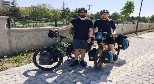 Hollandalı bisikletli çift Konyada mola verdi
