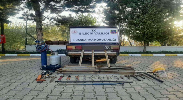 Hurda demirleri çalan hırsızlar yakandı