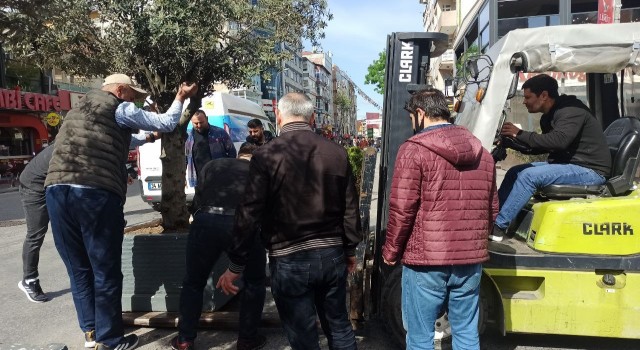 İBB yaya yolunu İSPARK a çevirdi: Esnaf yolu saksılarla kapattı