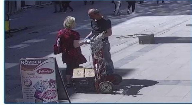 İçerisinde telefon bulunan kargo paketini kimseye aldırış etmeden çaldı