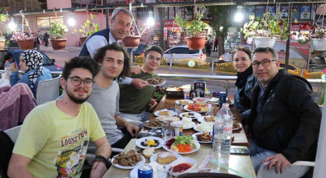 İftar sofralarının vazgeçilmez lezzeti tava ciğere Ramazanın son gününde de yoğun ilgi
