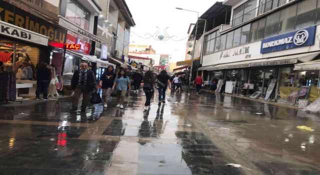 Iğdırda bayram alışverişine çıkanlara yağmur sürprizi
