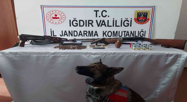 Iğdırda kalaşnikof silah ve parça tesirli el bombası ele geçirildi