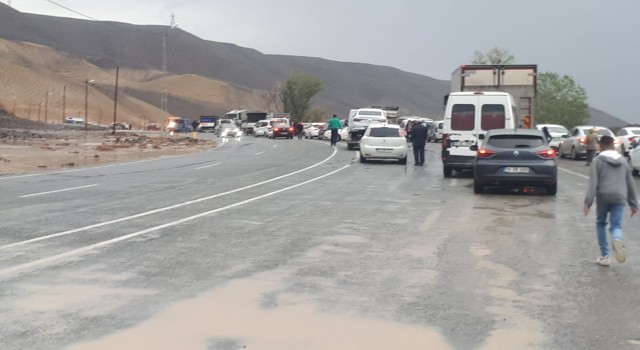 Iğdırda yağmur sonrası heyelan: Iğdır-Erzurum yolu kapandı