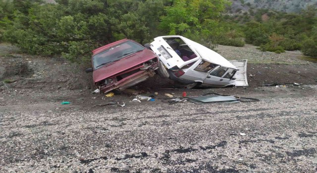 İki otomobil çarpıştı: 2 yaralı