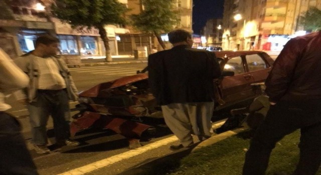 İki otomobil çarpıştı: 2 yaralı