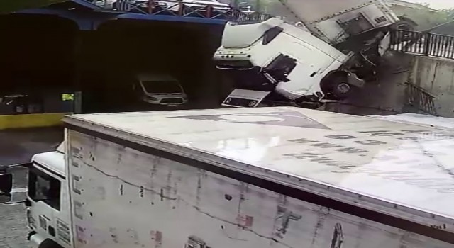 İkitellide tır bir işyerinin bahçesine uçtu: Faciadan dönülen kaza kamerada
