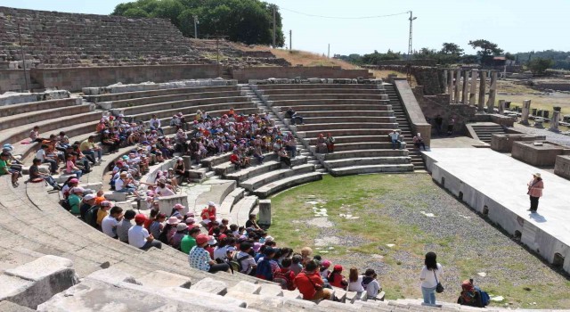 İlkokul öğrencileri Bergama tarihini öğreniyor
