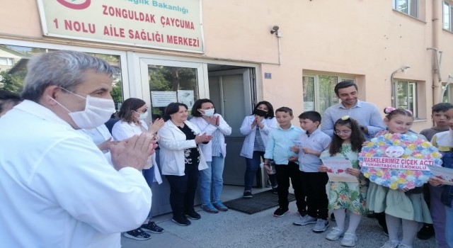 İlkokulu öğrencilerinden sağlık çalışanlarına Maskeler Çiçek Açtı