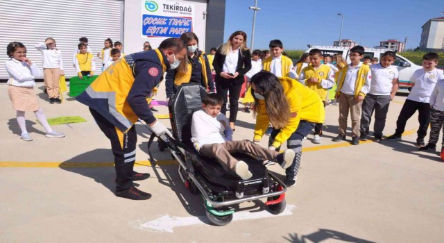 İlkokulu öğrencilerinden Trafik ve İlkyardım Haftası etkinliği