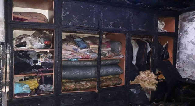 İncirliovada çıkan yangında ev kullanılmaz hale geldi