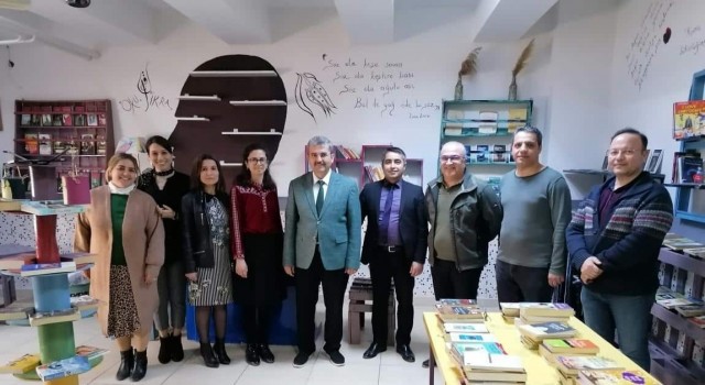 İncirliovada toplanan kitaplar kurulan kütüphaneye teslim edildi