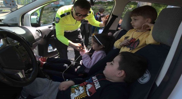 İneboluda minikler hem eğlendi hem de trafik eğitimi aldı