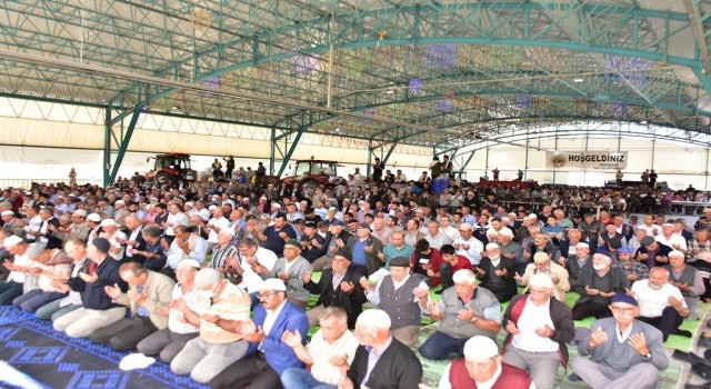 İnönüde 4 bin kişi yağmur duasına çıktı