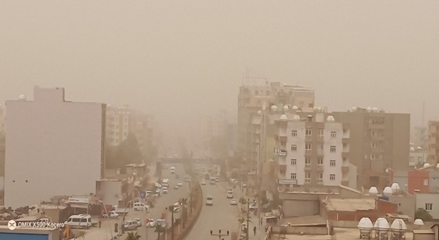 Iraktan gelen kum fırtınası Şırnakta hayatı olumsuz etkiledi
