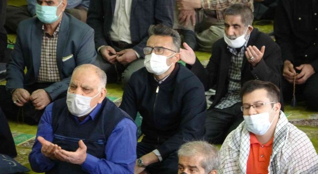İranda Müslümanlar bayram namazında bir araya geldi