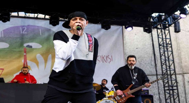 İş Sanatın “Cuma İş Çıkışı” konserinde Ceza sahne aldı