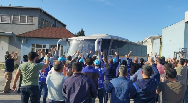 İşçi çıkaran fabrika önünde servis aracına saldırı girişimi