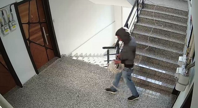 İşletmenin havalandırma kablolarını elini kolunu sallaya sallaya çaldı
