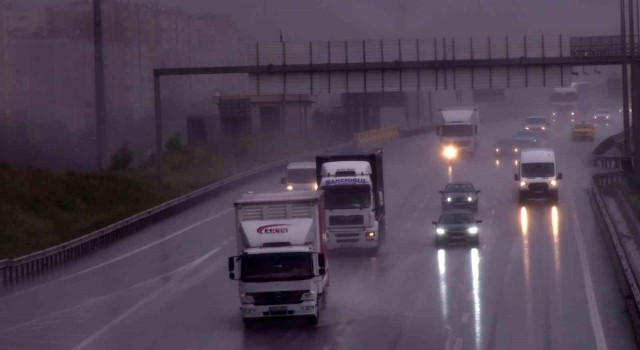 İstanbulda beklenen yağış başladı