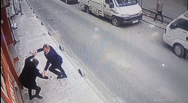 İstanbulda dehşet anları kamerada: Yolda karşılaştığı kuzenini vurdu