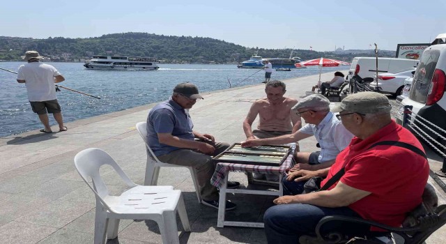 İstanbulda hava sıcaklığı arttı, vatandaşlar sahile koştu