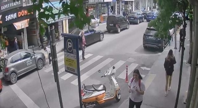 İstanbulda insanlık örneği kamerada: Kağıthane polisi 10 bin doları sahibine teslim etti