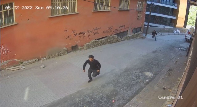 İstanbulda kadına kapkaç şoku kamerada: Görüntülü görüşme yaparken çaldılar