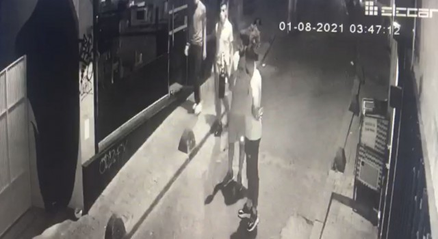 İstanbulda kapkaç şoku kamerada: Fotoğraf gösterirken telefonunu çaldılar